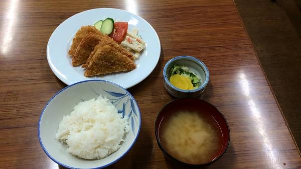 【画像】このハムカツ定食、いくらなら納得する？