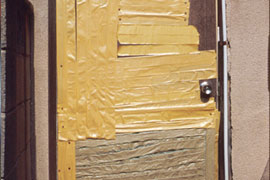 【驚愕】同じマンションの人の家の玄関にガムテープで目張りがしてあったんやがｗｗｗｗ