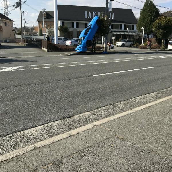 【悲報】ちんさん、とんでもない車両事故を起こし悲しさのあまりうずくまるｗｗｗｗ