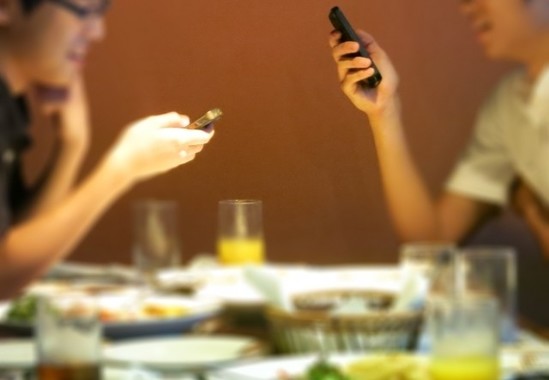 【悲報】食事中にスマホいじるな←これｗｗｗｗｗｗｗｗ