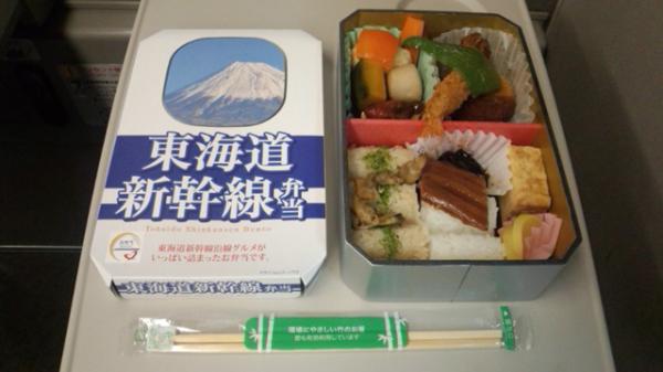 【無能】新幹線乗ってすぐに弁当食べ始めちゃう馬鹿w.w.w.w.w.w.w.w.w.w.ww.w.w.w.w