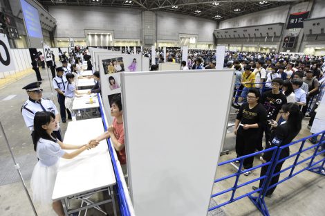 【悲報】今までAKBに総選挙や握手会など500万以上注ぎ込んだが大後悔してる