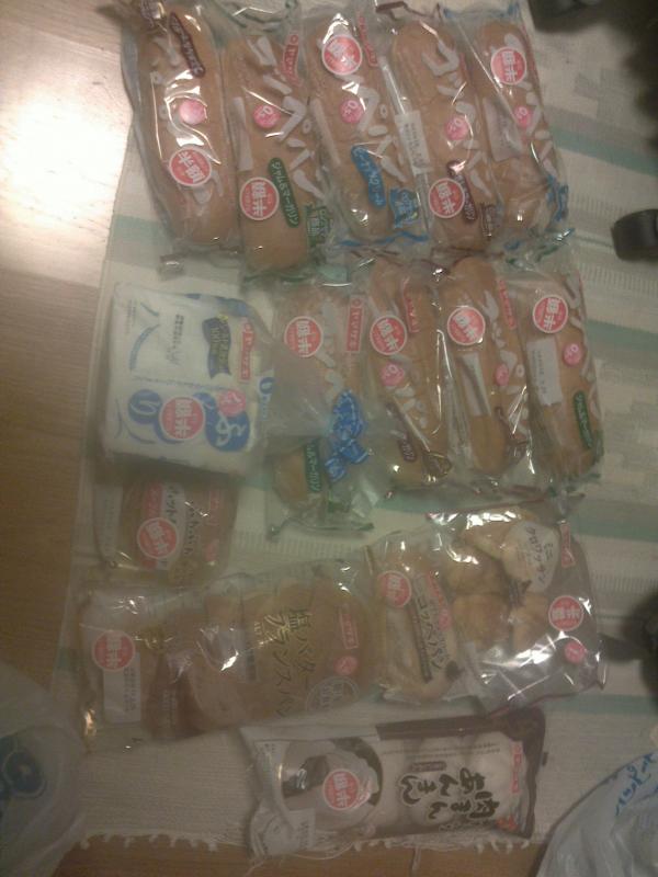 【朗報】ドラッグストアで半額のパン大量に売ってたから15個買ってきたｗｗｗｗ