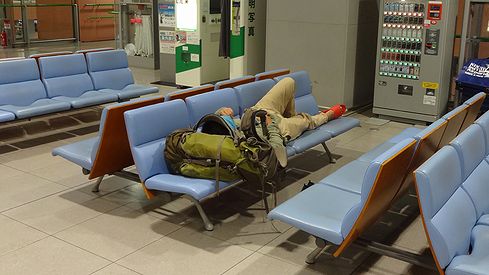 【朗報】「24時間空港」とかいう最強の無料寝泊まりスポットwｗｗｗ