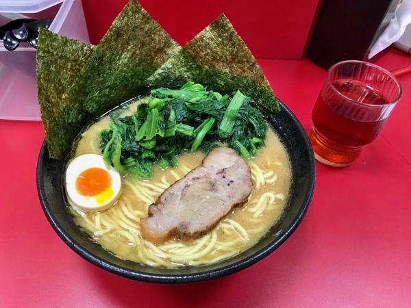 【驚愕】家系ラーメン素人「かため！濃いめ！多め！」ｗｗｗ