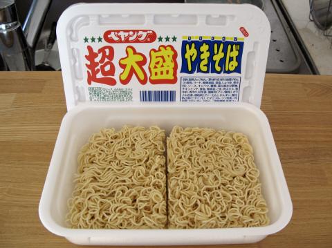 【悲報】ペヤング超大盛買ってきたんだけど、コレ絶対後半飽きるよな？