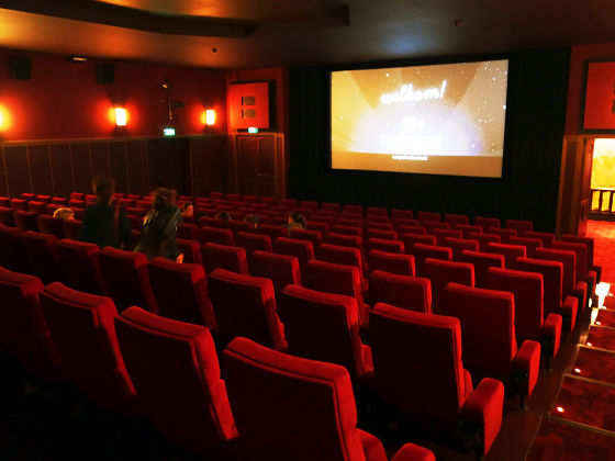 【悲報】ワイ、映画館でガイジの近くに座ってお金が無駄になるｗｗｗｗｗ