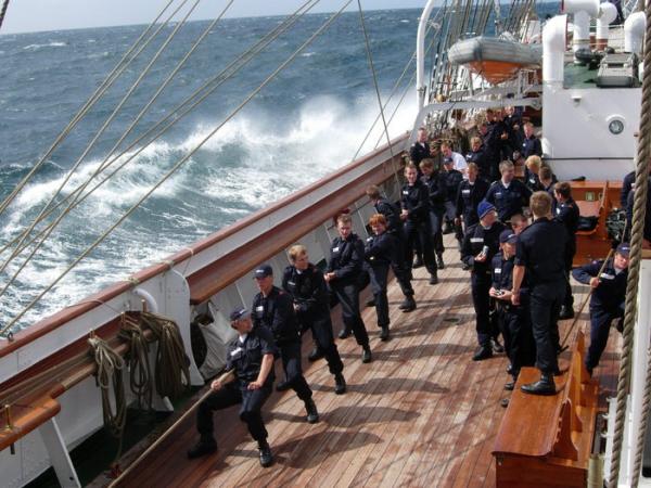 【朗報】ワイ一年目船乗り、乗船中の給料月54万ｗｗｗｗ