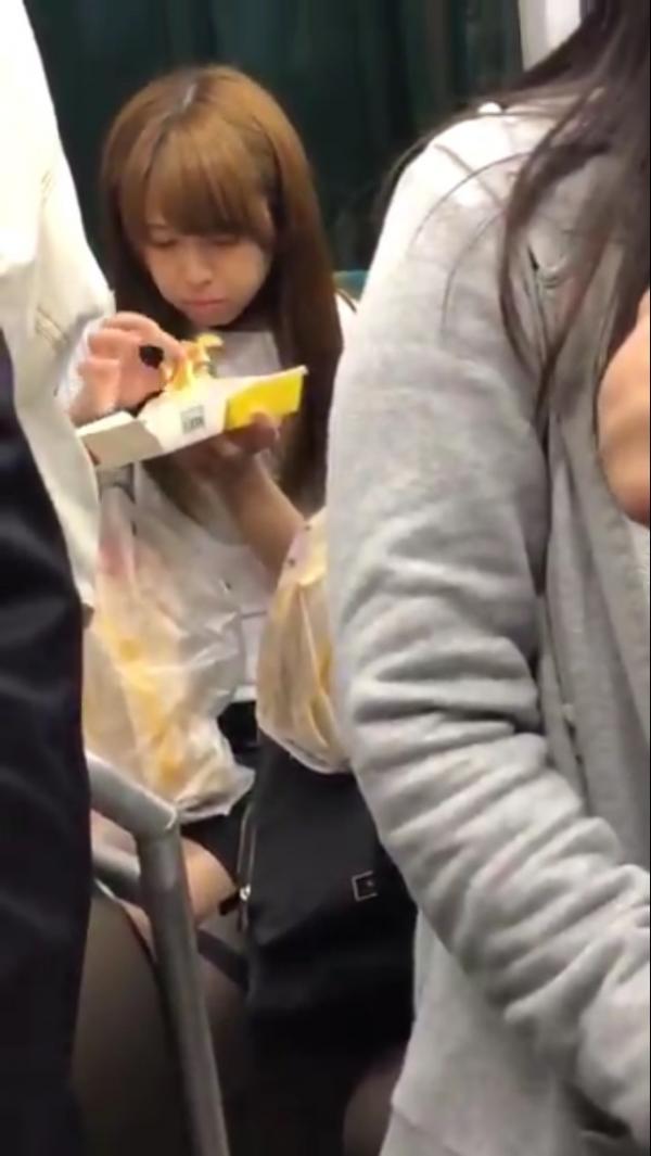 【超画像】電車でマクドをイートインしてる女の子が晒される…ｗ