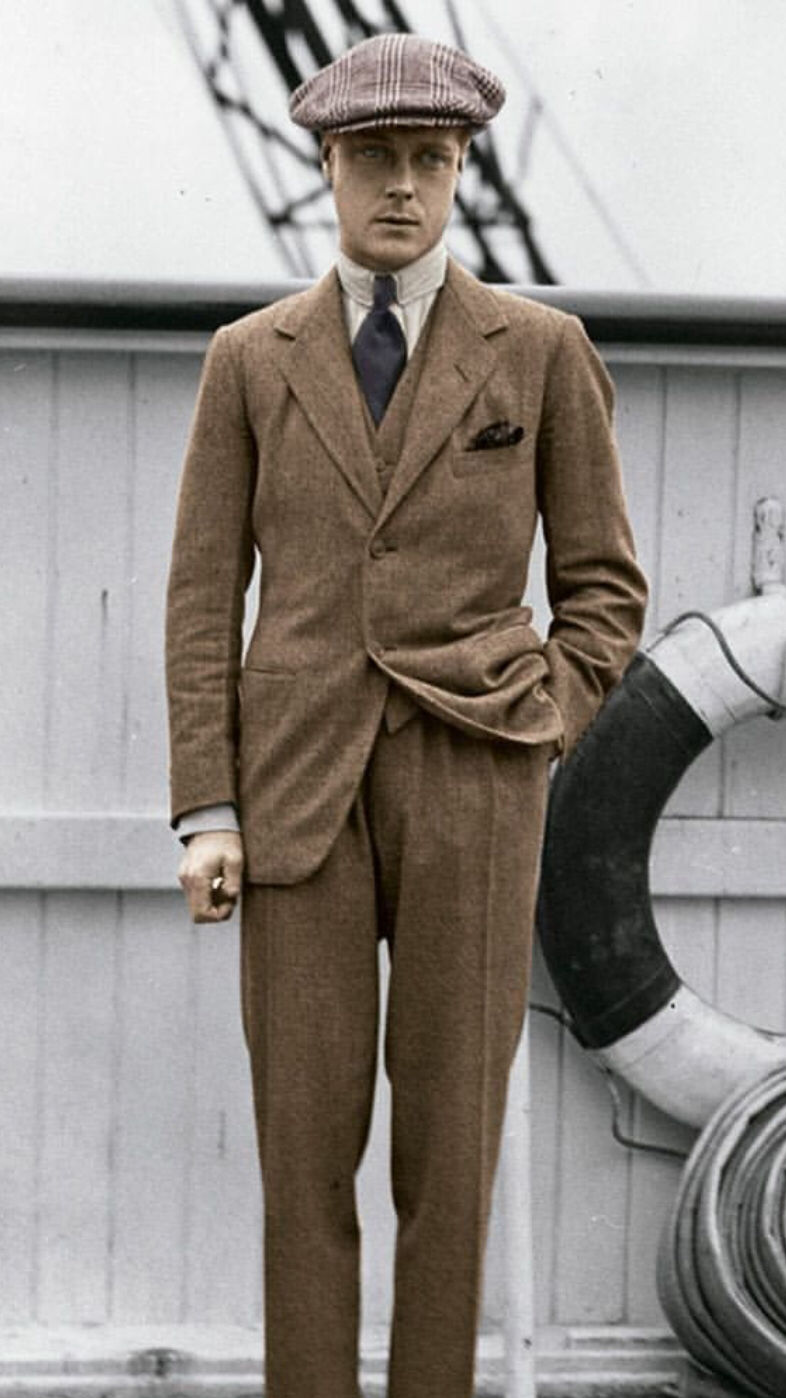 【悲報】昔の人、スーツのボタンを二つとも掛けてたｗｗｗｗ