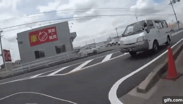 【朗報】aiueo700こと岩間好一さん、3tトラックに轢かれながら生存ｗｗｗｗ