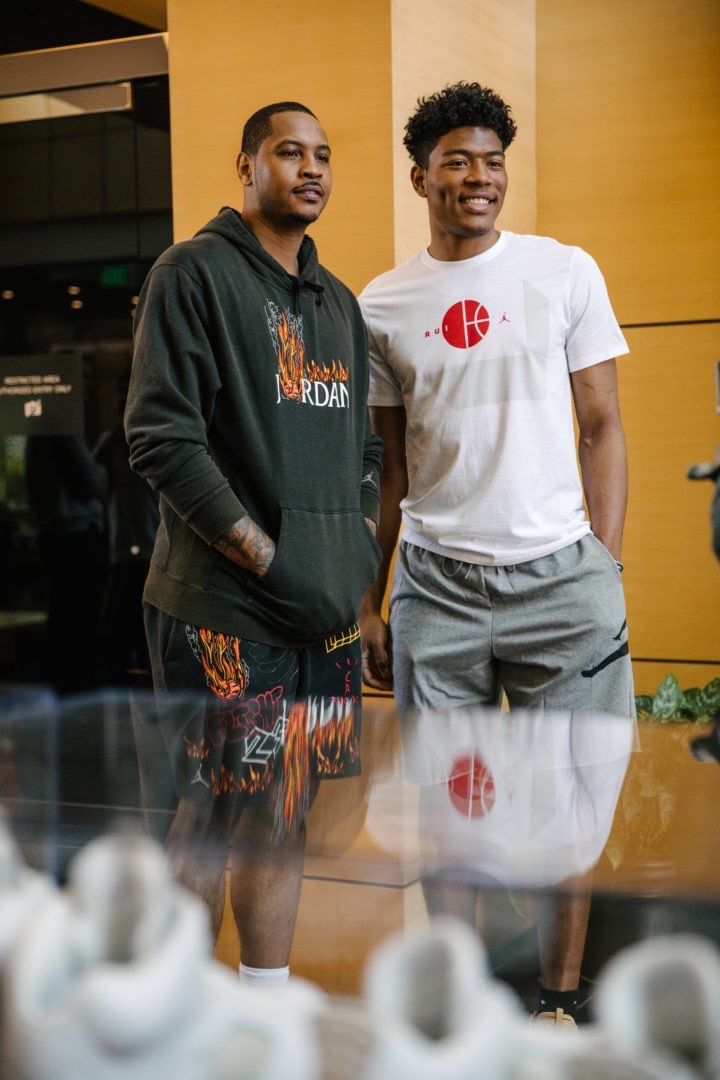 【画像】一応日本人の八村塁さん、ファンの黒人男性と並んでも違和感がないｗｗｗ