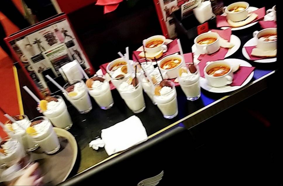 【悲報】カフェ店員激怒「オタクがグッズ欲しさにコラボメニューを頼みまくり全部残していった。」