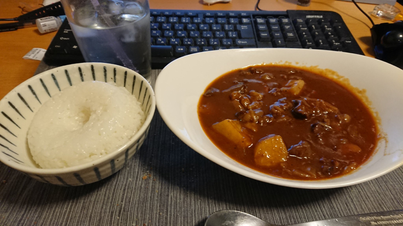 【画像】毎日パソコンの前で食事をする「パソコン前一人で食事おじさん(５０代独身)」のメニューがこちらｗｗｗ