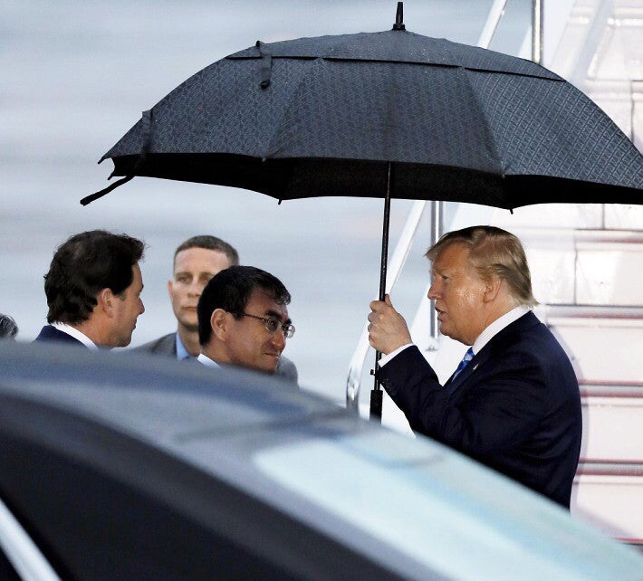 【悲報】トランプの傘、デカすぎるｗｗｗｗ