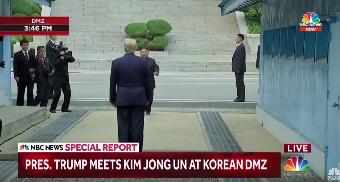 【画像】金正恩を立ってお待ちするアメリカ大統領ｗ