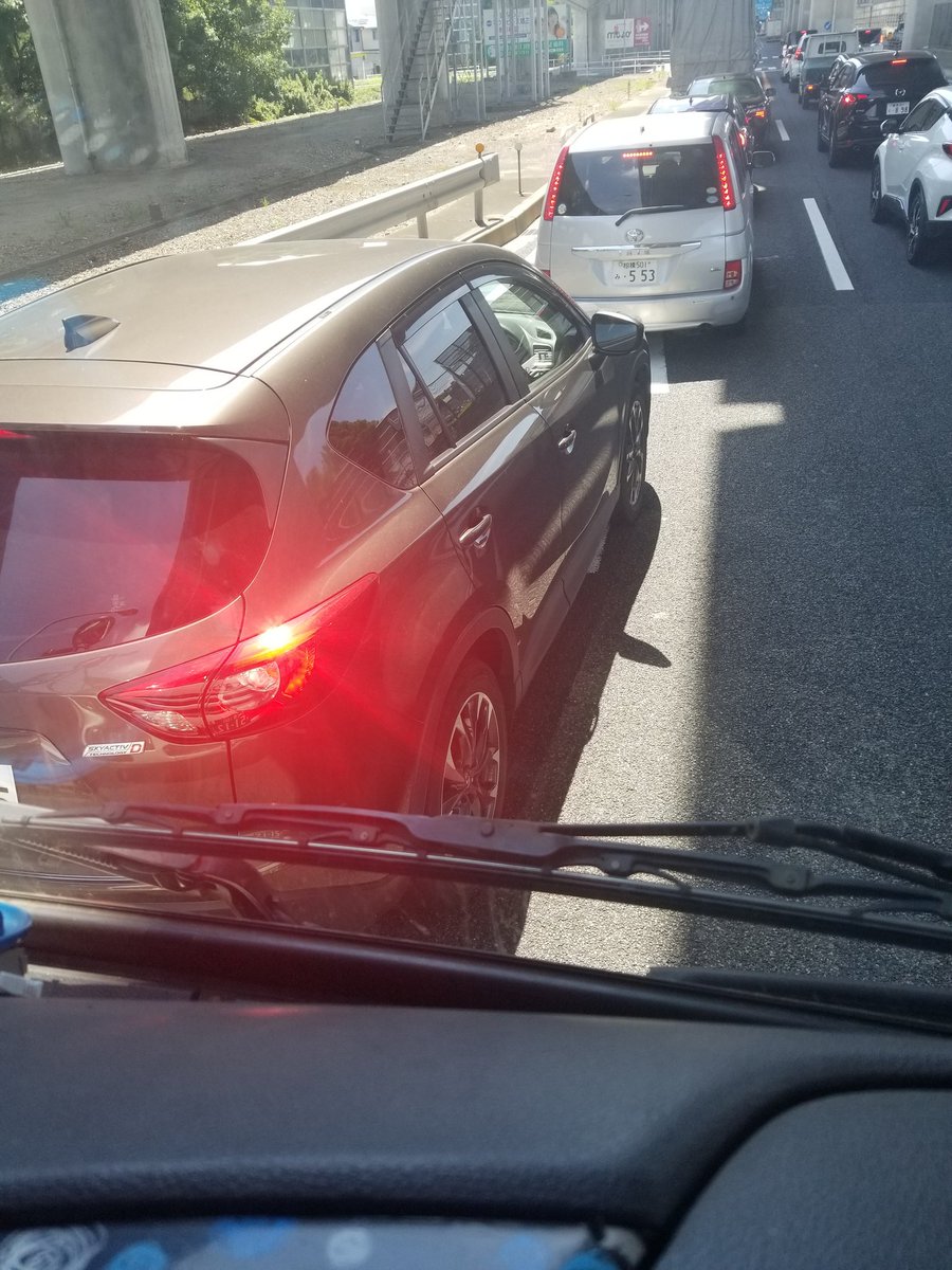 トラック運転手、ガチギレ　「トラックの前の車間距離に割り込んでくる車なんなん！？」