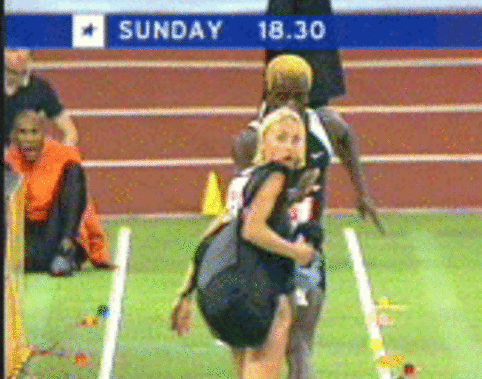 【動画あり】まんさん、やっぱりアホだった　短距離走競技中に平然と横切り衝突ｗｗｗ