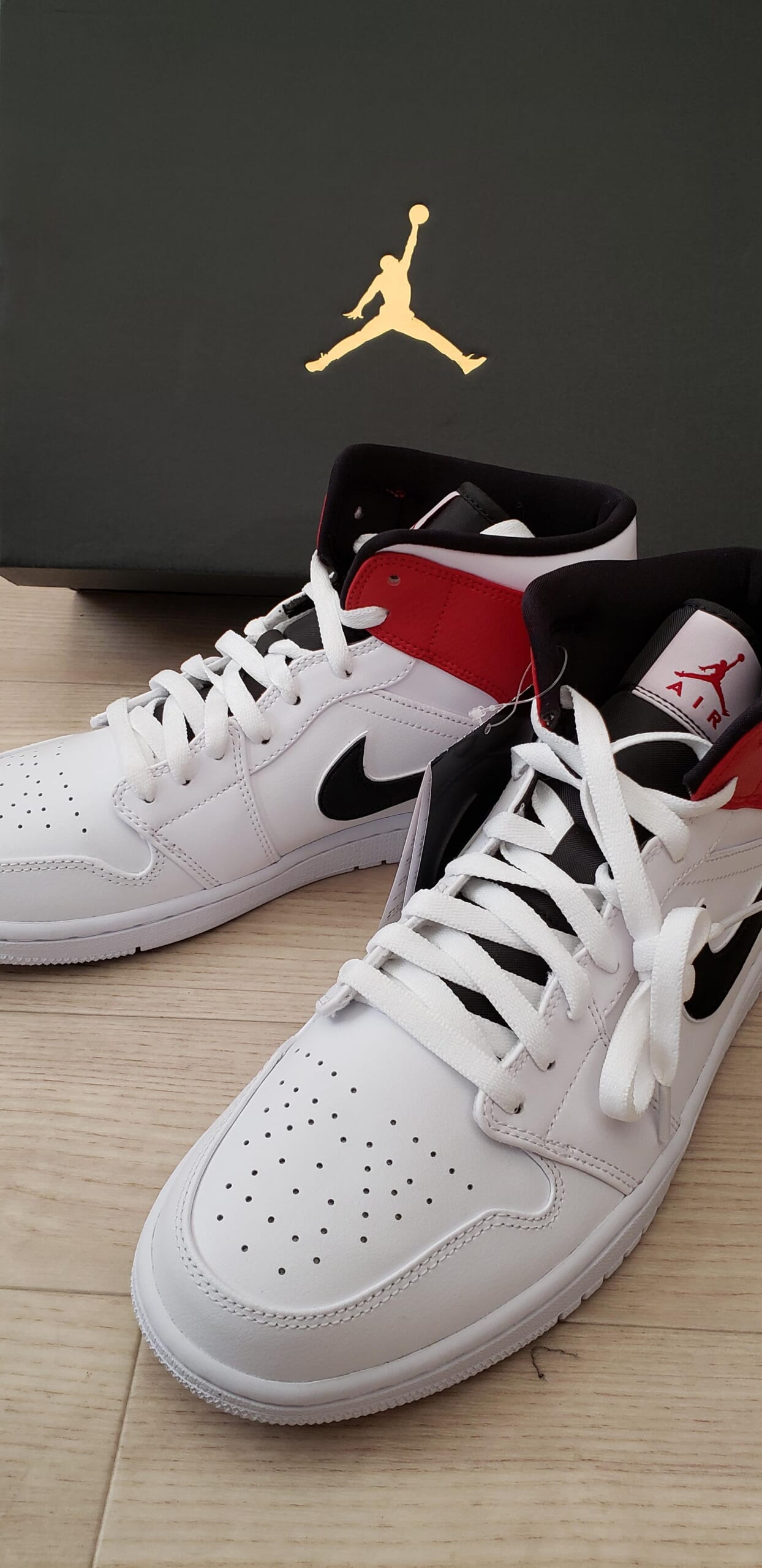 ワイ、出かけた先でスニーカーを衝動買いw