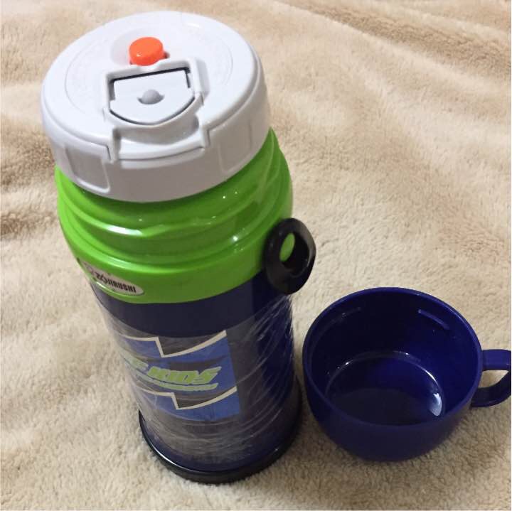 【画像】大学でこの水筒使ってたら近くのまんこに笑われたんだがｗｗｗｗ