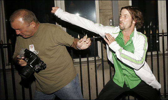 【画像】JKさん、盗撮してきたオヤジをボコボコにするｗｗｗ