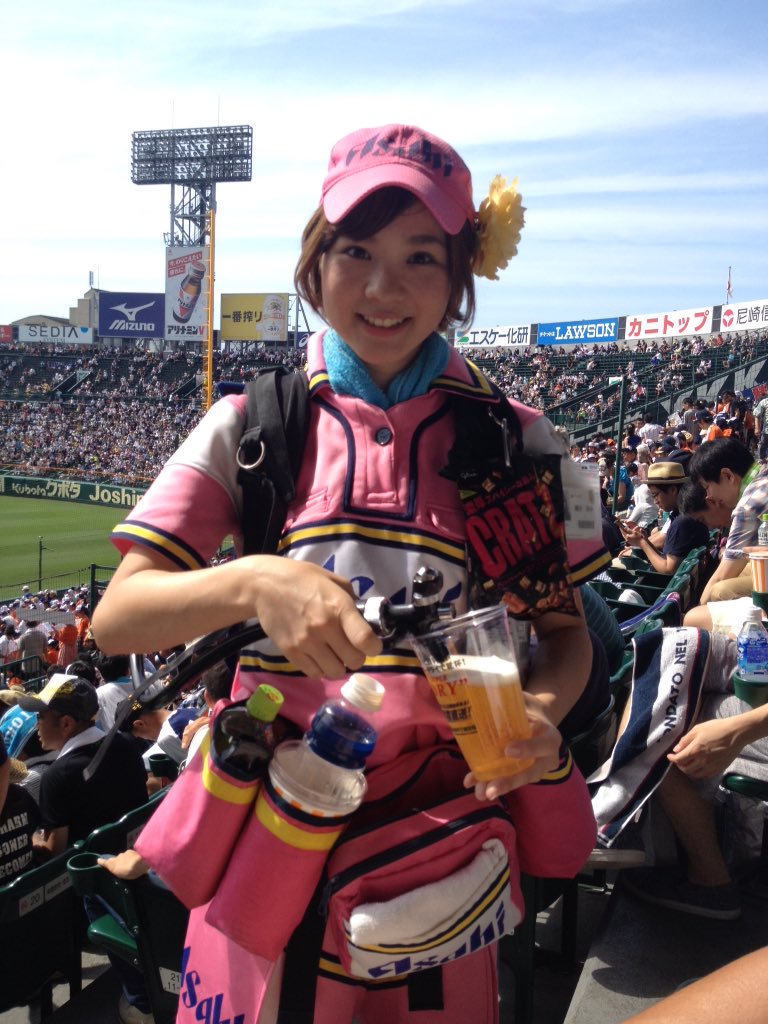 【画像】高校野球甲子園の売り子バイト激可愛いいと話題ｗｗｗ