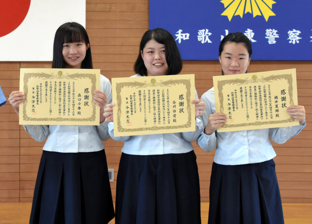 【画像】盗撮犯を捕まえた女子高生3人、県警から感謝状ｗｗｗ