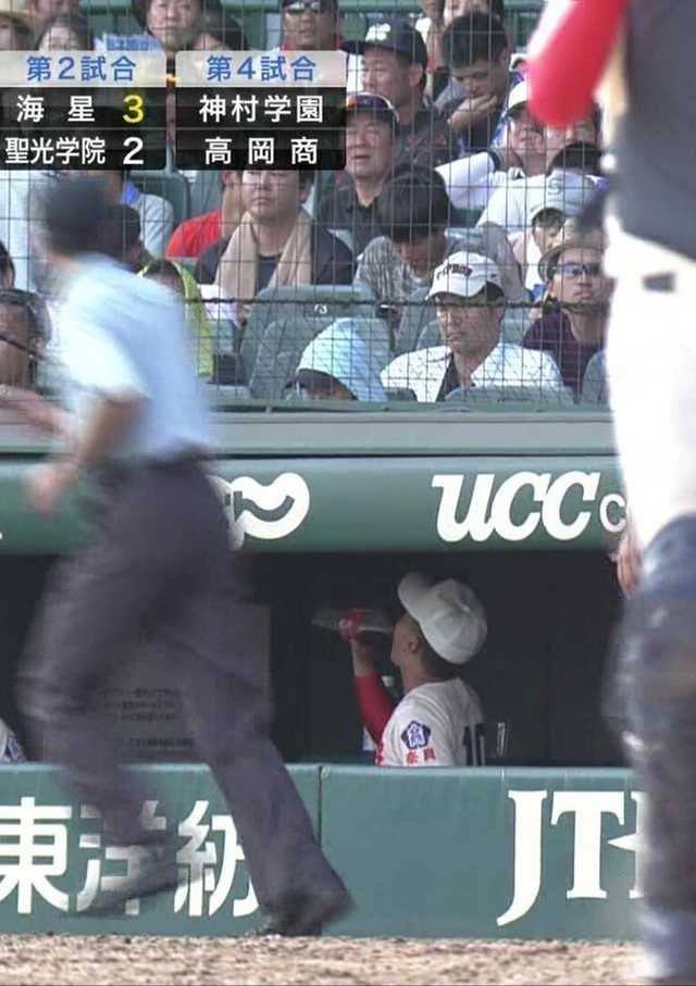 【悲報】高校球児さん、ベンチでコーラを一気飲みしてしまうｗｗｗ