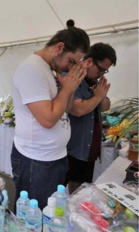 【画像】海外のお前ら、来日し、京都アニメーションに献花ｗｗｗｗ