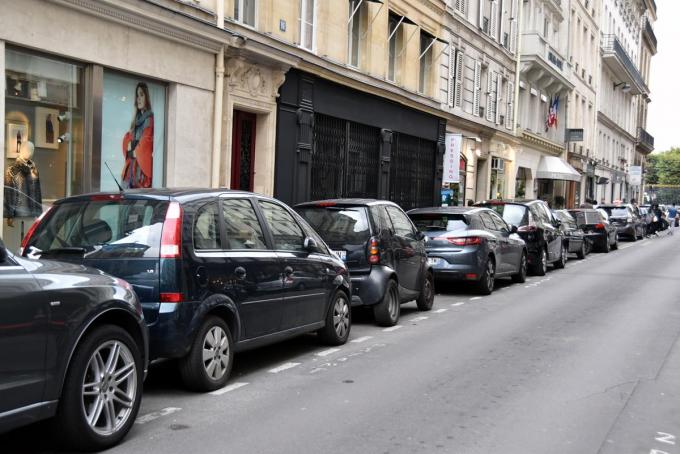 【悲報】 白人さん　「車？路駐してナンボやろｗｗ」　→→