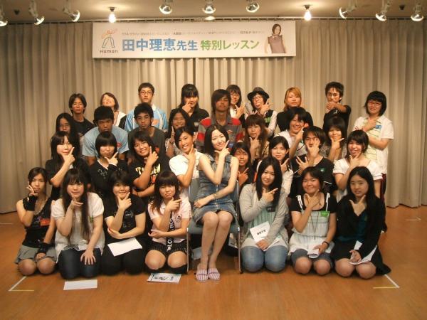 【衝撃】こちらが声優学校の生徒集合写真ですwwwwwww