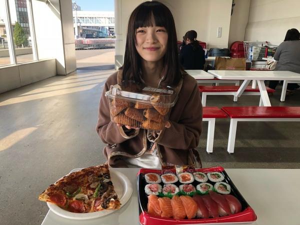 【悲報】ワイの彼女、コストコのフードコートでえげつないほど食べるｗｗｗｗｗ