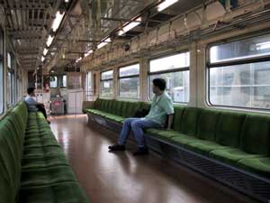 【悲報】電車の隣の女は今まで会ってきたどの女よりもかわいいのに