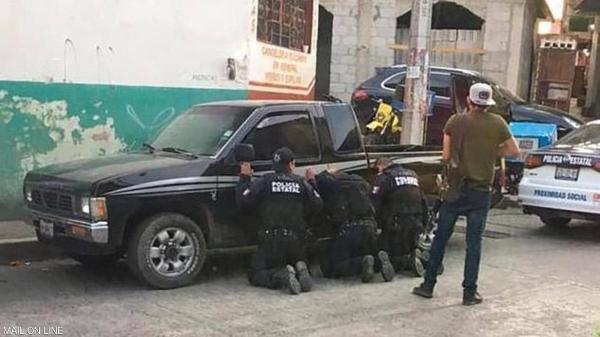 【画像】メキシコ警察、ギャングのアジトを急襲するｗｗｗｗｗｗｗ