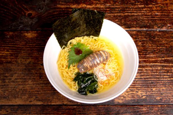 【画像】新グルメ｢オオグソクムシラーメン｣、キモすぎるｗｗｗｗｗｗ