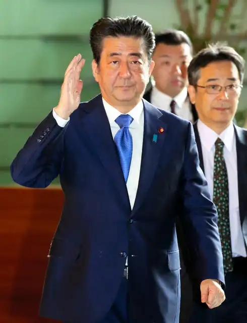 【画像】安倍首相、気合い入れすぎて変な髪型になってしまうｗｗｗｗｗｗｗ