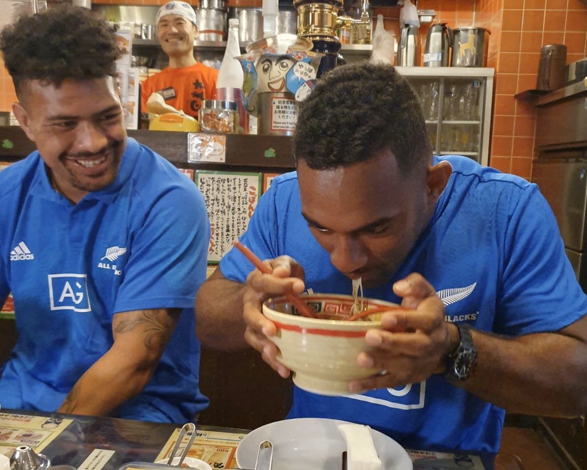 【画像】ラグビー外人選手「豚骨ラーメン、うんめえ！」