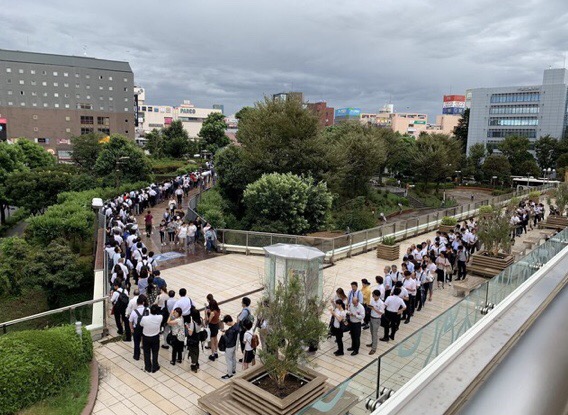 【画像】JR津田沼駅、入場規制で長蛇の列「2キロくらい並んでいた」の声も（台風15号）