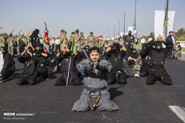 【画像】イランの軍事パレードで忍者ｗｗｗｗ