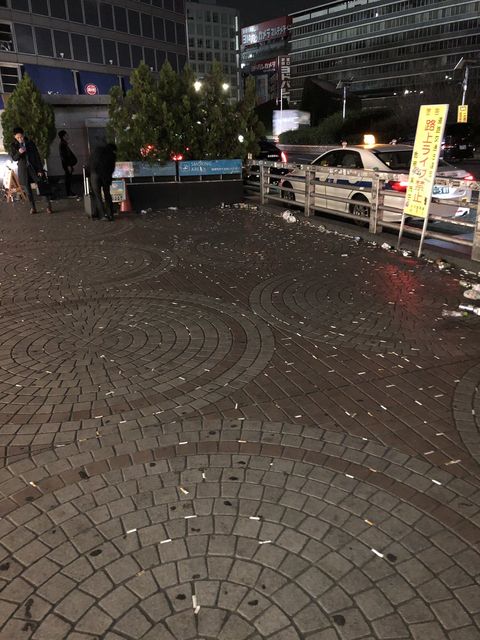 【画像】東京の某駅のポイ捨てが酷すぎるｗｗ