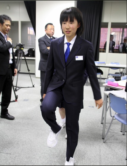 【悲報】女子高生の可愛さの95%、制服に支えられていたｗｗｗ