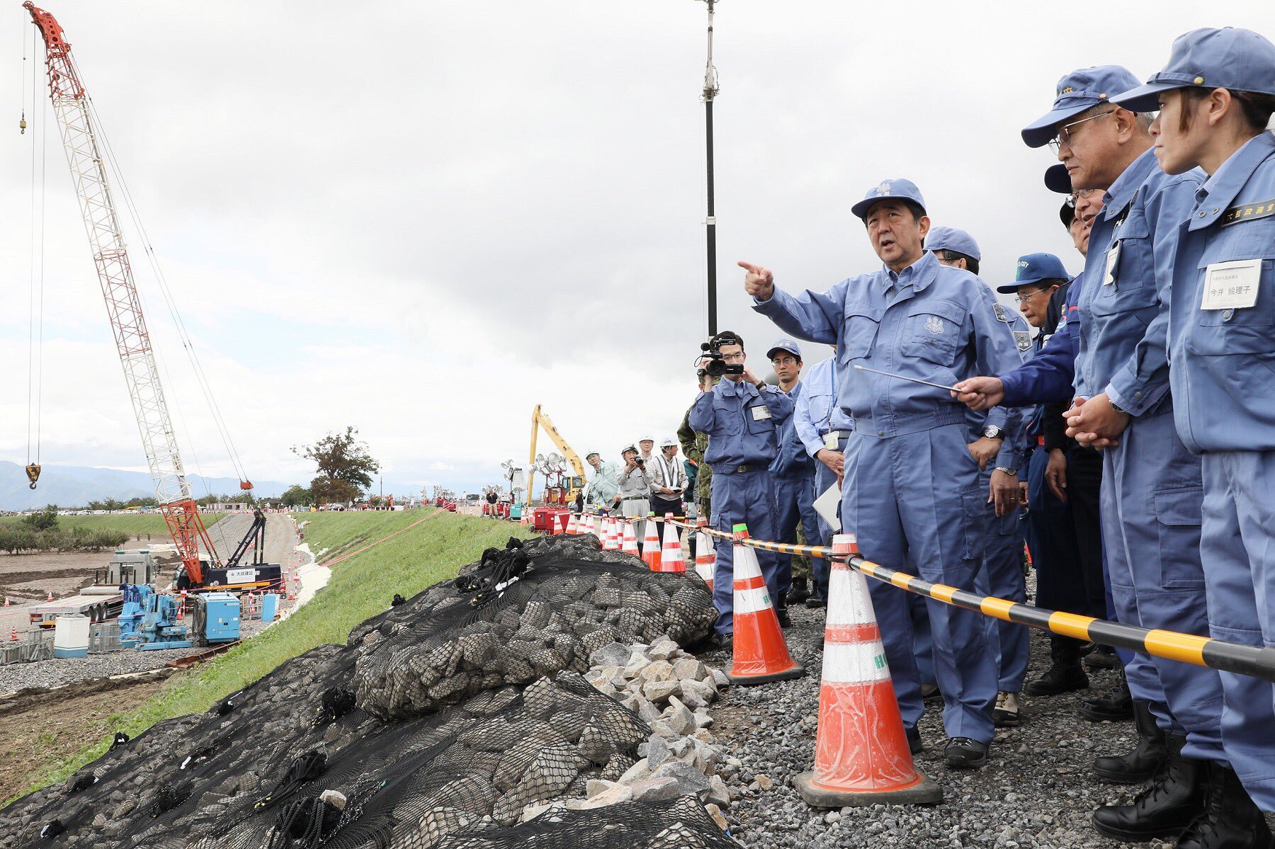 安倍が被災地で何かを指差すも誰もそちらを見てない画像ｗｗｗ