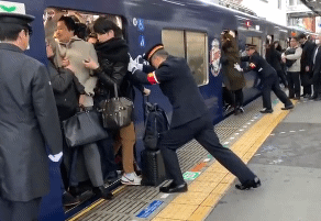 【画像】日本の通勤電車が詰め込み過ぎな件ｗｗｗ